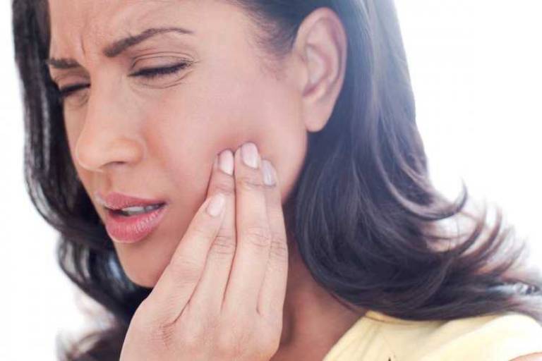 Răng đang đau có lấy tủy được không?