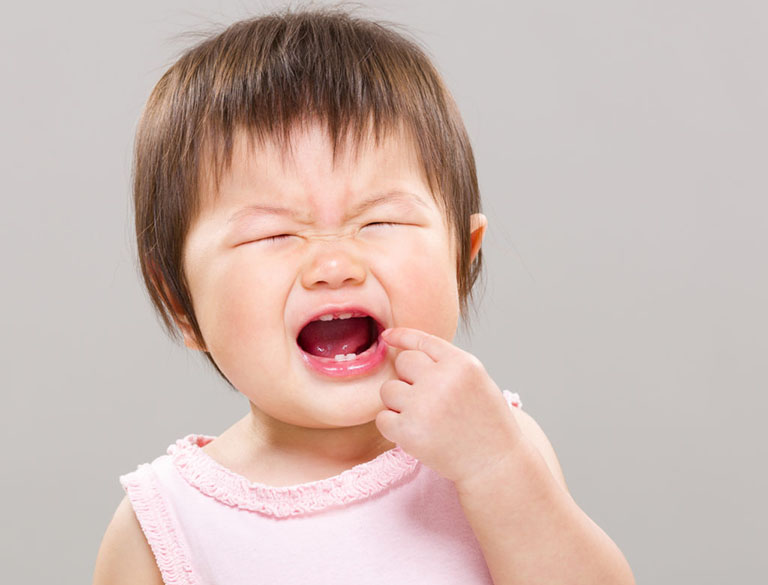 trẻ bị đau răng phải làm sao
