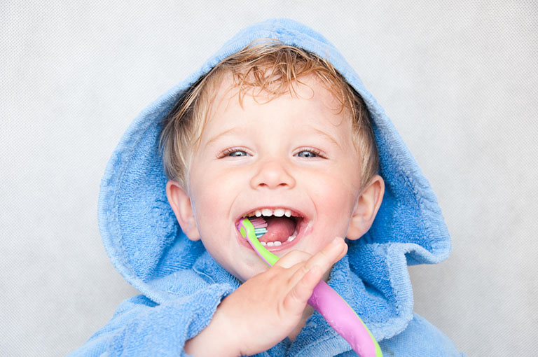 cách trị xiết ăn răng cho bé