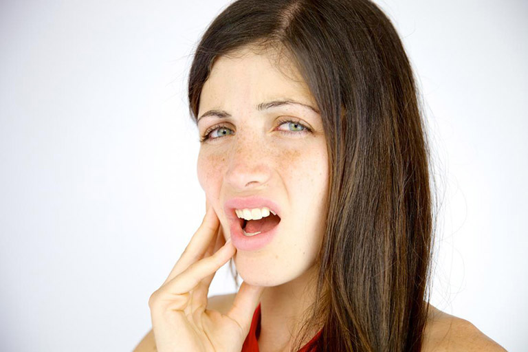 Đau nhức và ê buốt nhẹ có thể xảy ra sau khi chữa tủy răng cửa