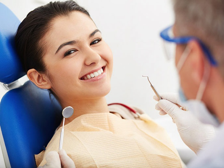 cahyr máu chân răng khi đánh răng và khắc phục