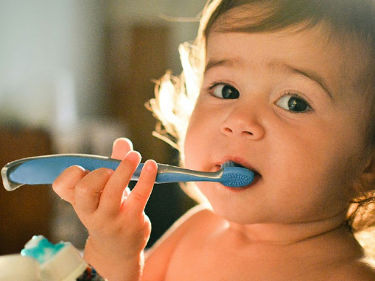 kem đánh răng cho trẻ 1 - 2 tuổi nuốt được