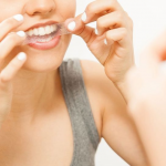 Sử dụng miếng dán trắng răng tiềm ẩn nhiều nguy cơ tổn hại răng thật.