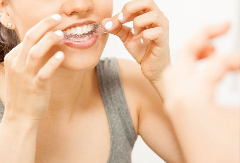 Sử dụng miếng dán trắng răng tiềm ẩn nhiều nguy cơ tổn hại răng thật.