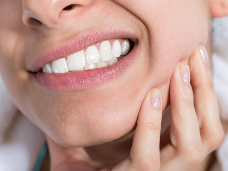 Phương pháp tẩy trắng răng kém chất lượng có thể gây ra các tác dụng phụ như ê buốt…