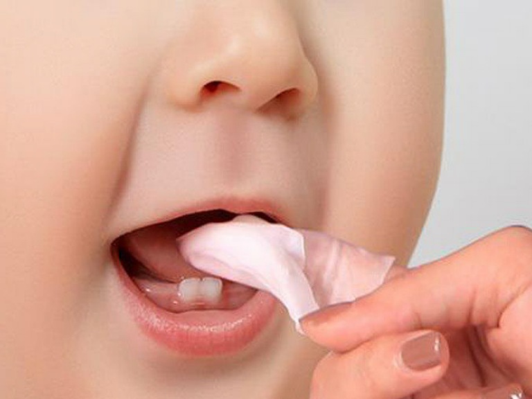 vệ sinh răng miệng cho bé 1 tuổi chưa mọc răng