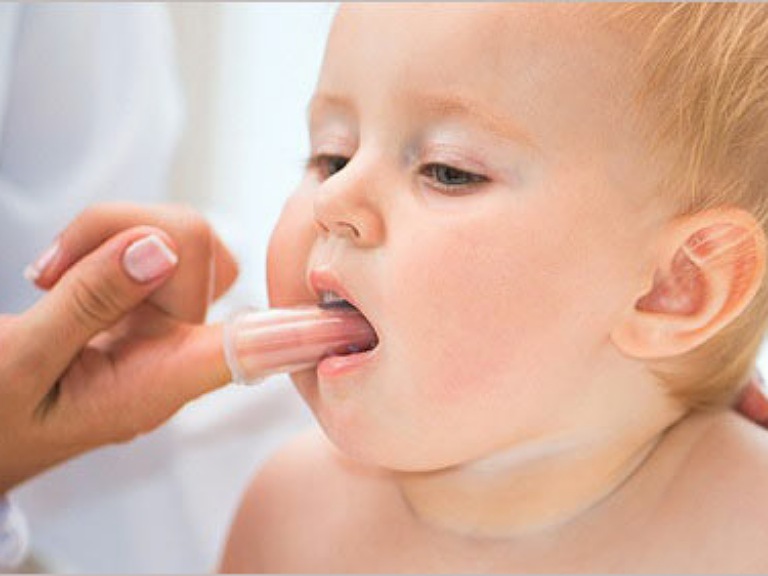 vệ sinh răng miệng cho trẻ mọc răng 1 tuổi