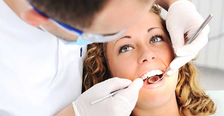 Bọc răng sứ bao lâu thì đi lấy cao răng?