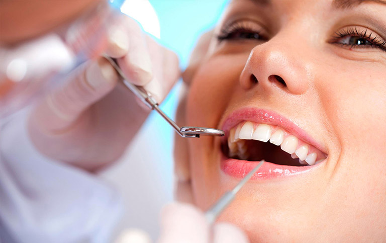 Nên cạo vôi răng tại nha khoa nếu có vôi răng bám chặt lâu năm và quá dày