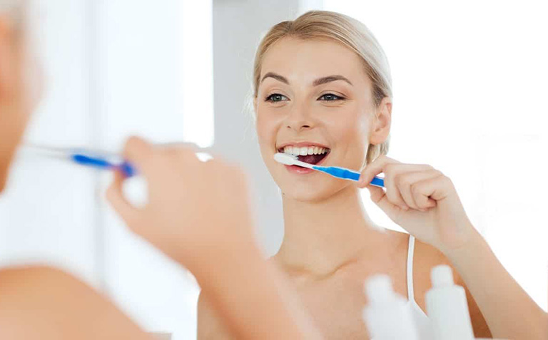 Đánh răng mỗi ngày, dùng kem đánh răng và nước súc miệng có khả năng diệt khuẩn