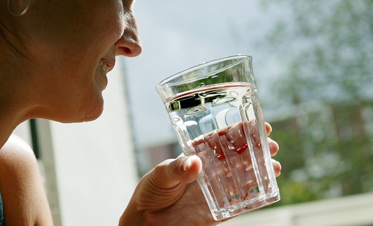 Uống đủ nước để ngăn ngừa khô miệng, miệng có vị kim loại và hôi miệng 