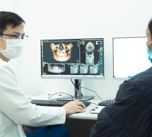 Bác sĩ nha khoa ViDental thực hiện thăm khám răng cho bệnh nhân