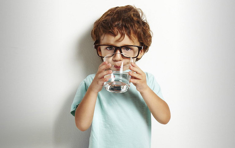 Uống nhiều nước để thanh nhiệt giải độc, ngăn viêm loét phát triển