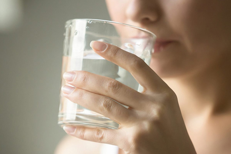 Uống đủ nước mỗi ngày để làm dịu và giảm đau cổ họng