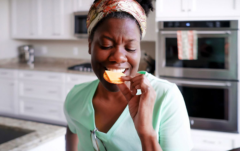 Ăn thức ăn mềm hoặc không quá cứng để duy trì tuổi thọ của răng sứ