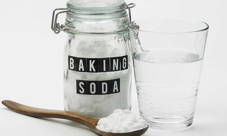 Baking soda có khả năng làm sạch mảng bám và loại bỏ mùi hôi miệng