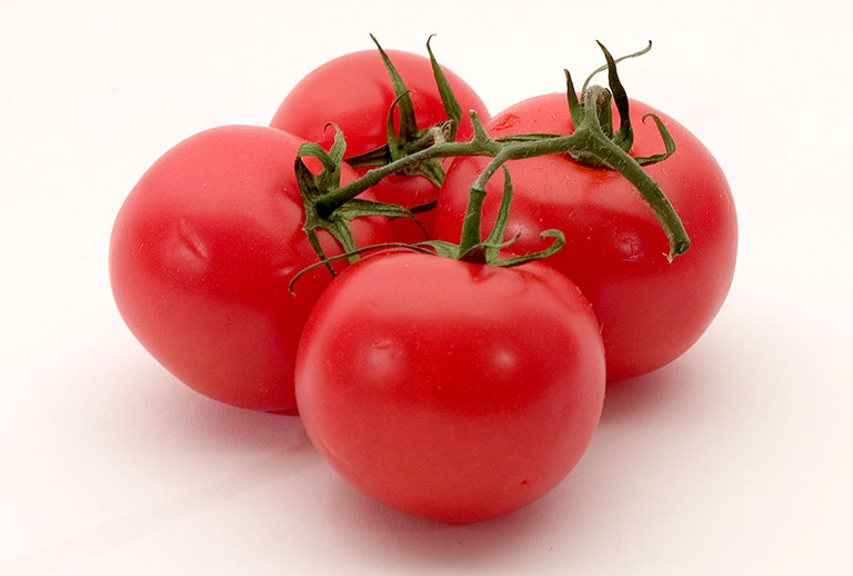 Cách dùng cà chua làm trắng răng cấp tốc