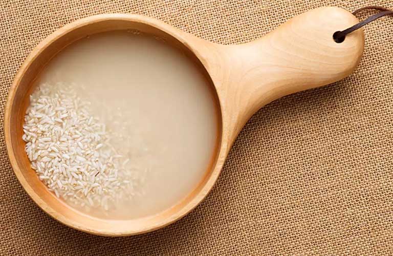 Cách dùng nước vo gạo làm trắng răng cấp tốc