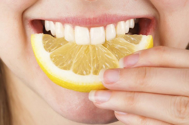 Cách dùng nước cốt chanh làm trắng răng tự nhiên