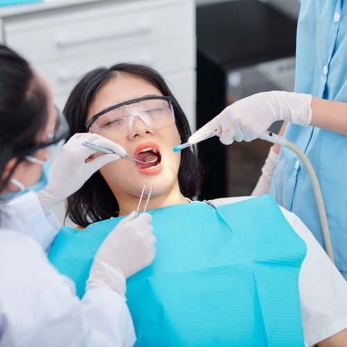 Điều trị sâu ăn mòn răng khi phát hiện dấu hiệu bệnh lý