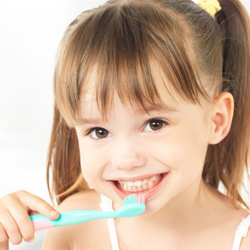 Sau đánh răng, trẻ em nên súc miệng để làm sạch hoàn toàn