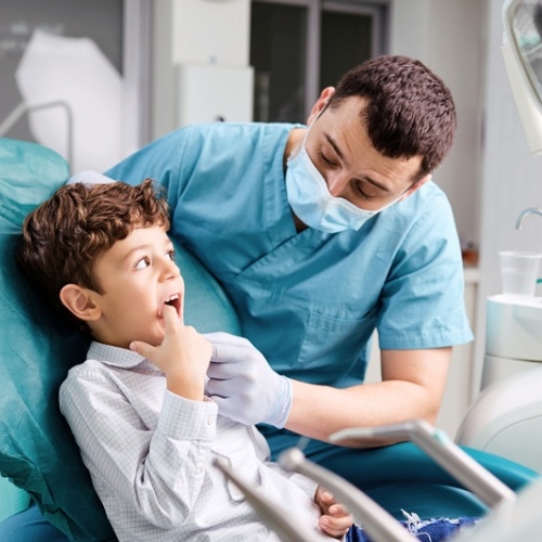 Nên theo dõi khi trẻ có dấu hiệu khó chịu khi thay răng