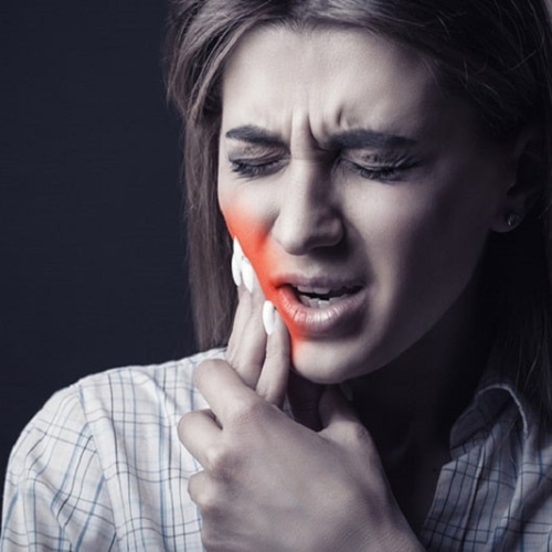 Đau nhức răng là triệu chứng thường gặp khi bị sâu răng kèm mủ