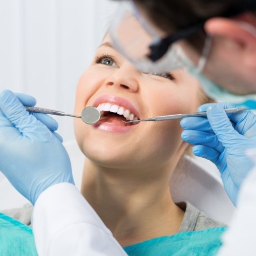 Nha sĩ điều trị tủy để xử lý triệt để tình trạng sâu răng kèm mủ