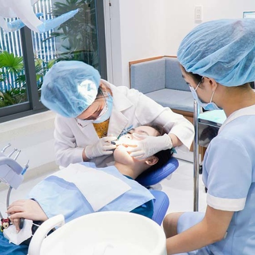 Lựa chọn cơ sở nha khoa uy tín để tránh rủi ro trong quá trình bọc răng sứ