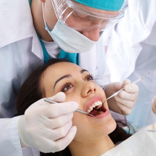 Chữ tủy răng tại nha khoa để giảm triệu chứng ê buốt răng sứ 