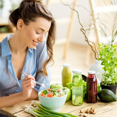 Ăn nhiều thực phẩm sạch giúp tăng cường sức khỏe răng miệng sau khi bọc sứ