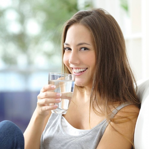 Uống nhiều nước - Cách chăm sóc răng sứ hiệu quả và tiết kiệm nhất