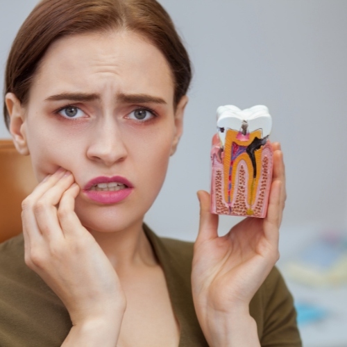 Sâu răng gây đau buốt răng khi uống nước lạnh