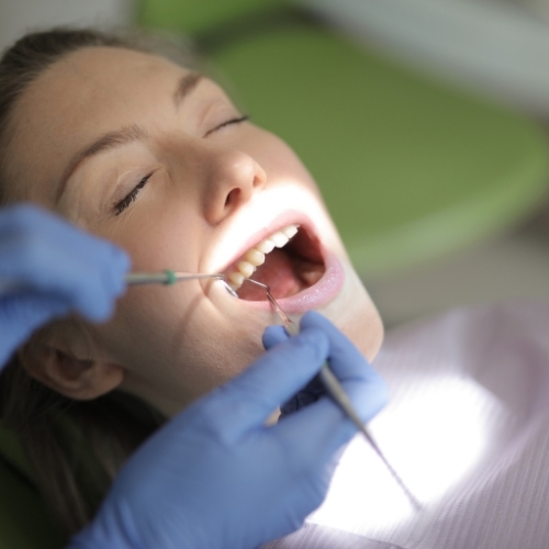 Răng bọc sứ bị đau do thực hiện sai kỹ thuật điều trị