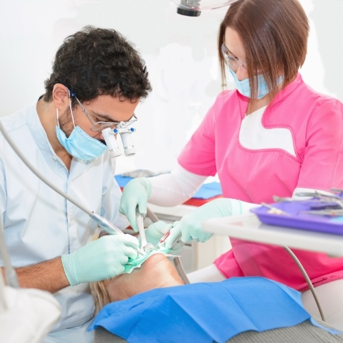Cần thăm khám bác sĩ khi răng sứ bị lỏng